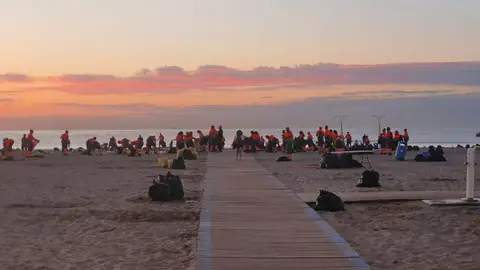Imagen de archivo de la limpieza de las playas tras una Noche de San Juan hogueras