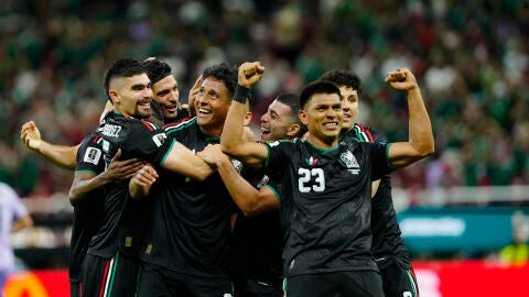  Jugadores de M&eacute;xico celebran un gol de Luis Romo este jueves, en un partido del grupo A del Mundial de la FIFA 2026 entre M&eacute;xico y Corea del Sur