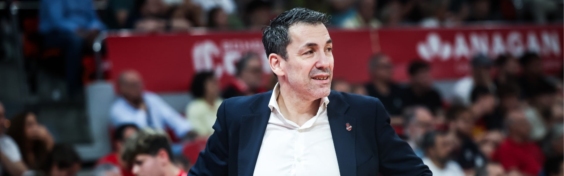 El técnico se mantiene en el banquillo maño El técnico se mantiene en el banquillo maño