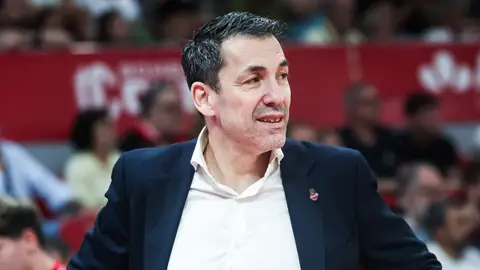 El técnico se mantiene en el banquillo maño El técnico se mantiene en el banquillo maño