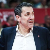 El técnico se mantiene en el banquillo maño 