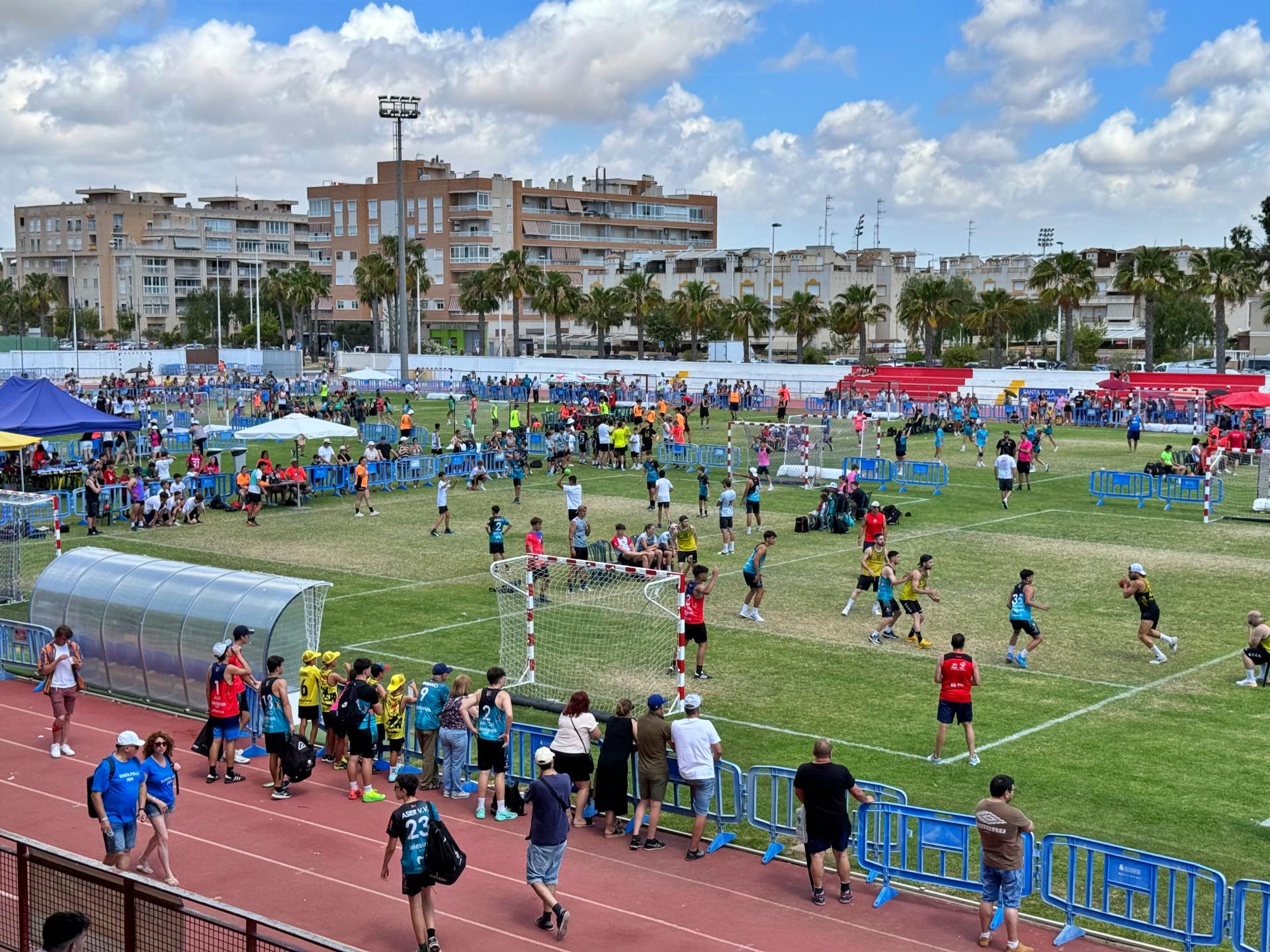 Más de mil deportistas participan en Santa Pola en el Torneo de Balonmano Hierba Más de mil deportistas participan en Santa Pola en el Torneo de Balonmano Hierba