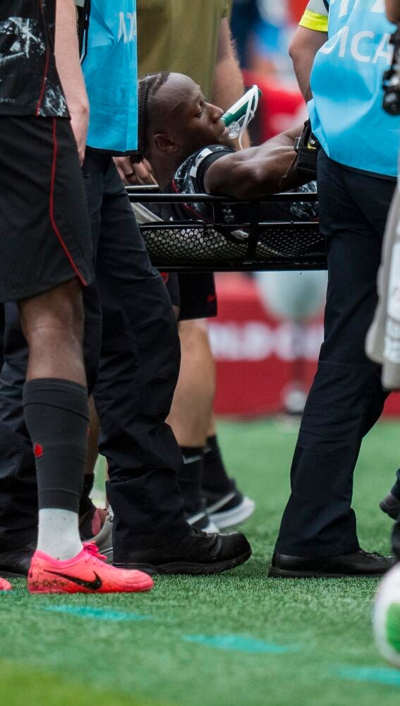 El centrocampista canadiense Ismael Kone es retirado del campo en camilla