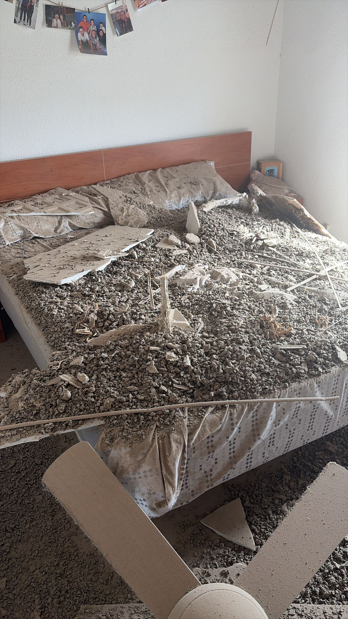 Un nuevo desprendimiento parcial obliga a desalojar de su vivienda a una familia en el barrio San Antón de Elche Un nuevo desprendimiento parcial obliga a desalojar de su vivienda a una familia en el barrio San Antón de Elche