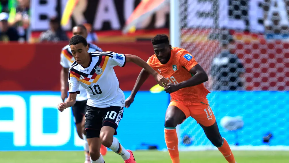Jamal Musiala (i) de Alemania disputa el balón con Ibrahim Sangare este sábado, en un partido del grupo E Jamal Musiala (i) de Alemania disputa el balón con Ibrahim Sangare este sábado, en un partido del grupo E