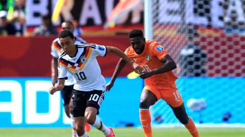 Jamal Musiala (i) de Alemania disputa el bal&oacute;n con Ibrahim Sangare este s&aacute;bado, en un partido del grupo E 