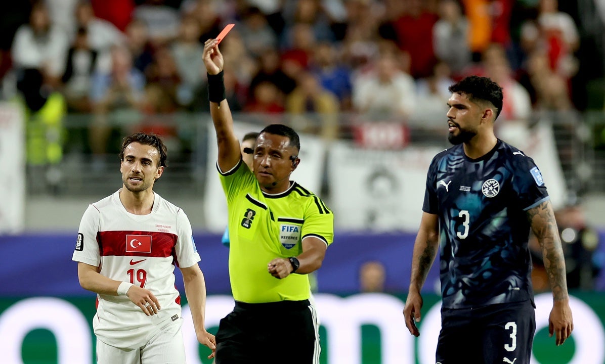 El árbitro expulsa a Miguel Almirón (Paraguay) El árbitro expulsa a Miguel Almirón (Paraguay)