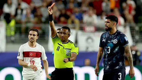 El árbitro expulsa a Miguel Almirón (Paraguay) El árbitro expulsa a Miguel Almirón (Paraguay)