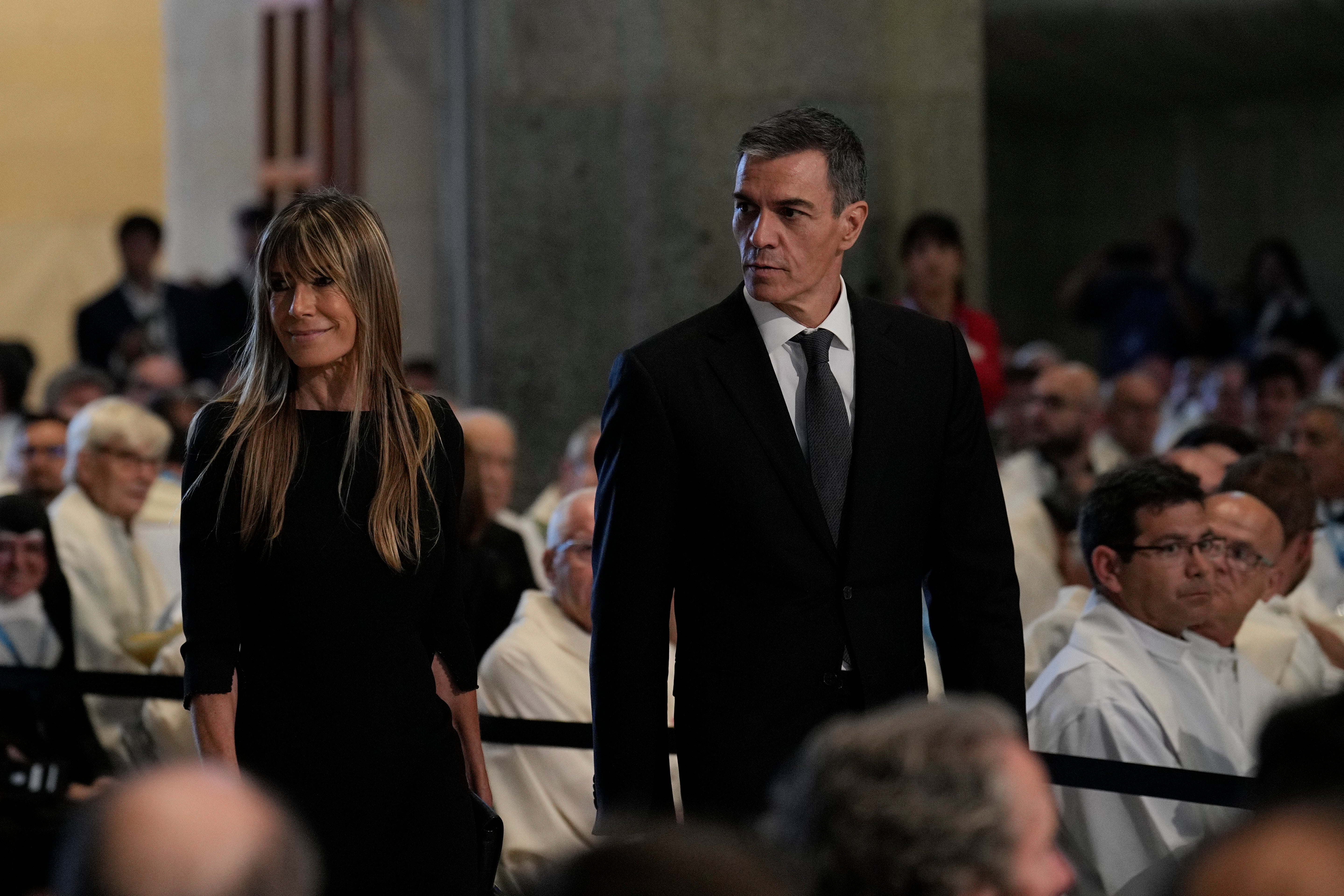 El juez Peinado envía a juicio con jurado a Begoña Gómez y le retira el pasaporte El juez Peinado envía a juicio con jurado a Begoña Gómez y le retira el pasaporte