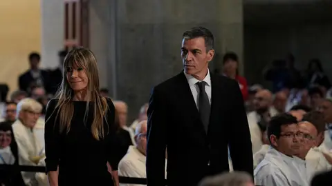 El presidente del Gobierno, Pedro Sánchez, y su esposa Begoña Gómez en una imagen de archivo en la misa oficiada por el Papa León XIV en la Sagrada Familia. El presidente del Gobierno, Pedro Sánchez, y su esposa Begoña Gómez en una imagen de archivo en la misa oficiada por el Papa León XIV en la Sagrada Familia.
