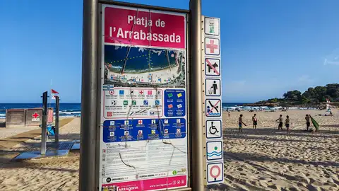 Imagen de un cartel en la playa de l'Arrabassada (Tarragona) donde han muerto dos menores de edad Imagen de un cartel en la playa de l'Arrabassada (Tarragona) donde han muerto dos menores de edad