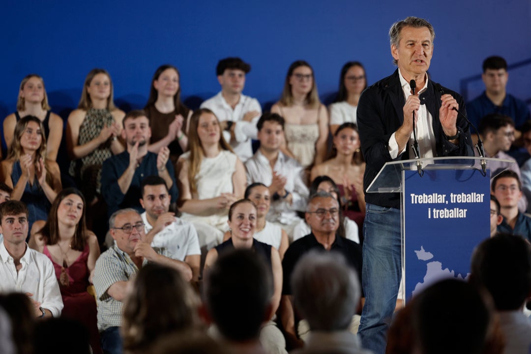 Feijóo critica que la Mesa del Congreso impida su moción para pedir elecciones: "Es la degradación máxima del Sanchismo" Feijóo critica que la Mesa del Congreso impida su moción para pedir elecciones: "Es la degradación máxima del Sanchismo"