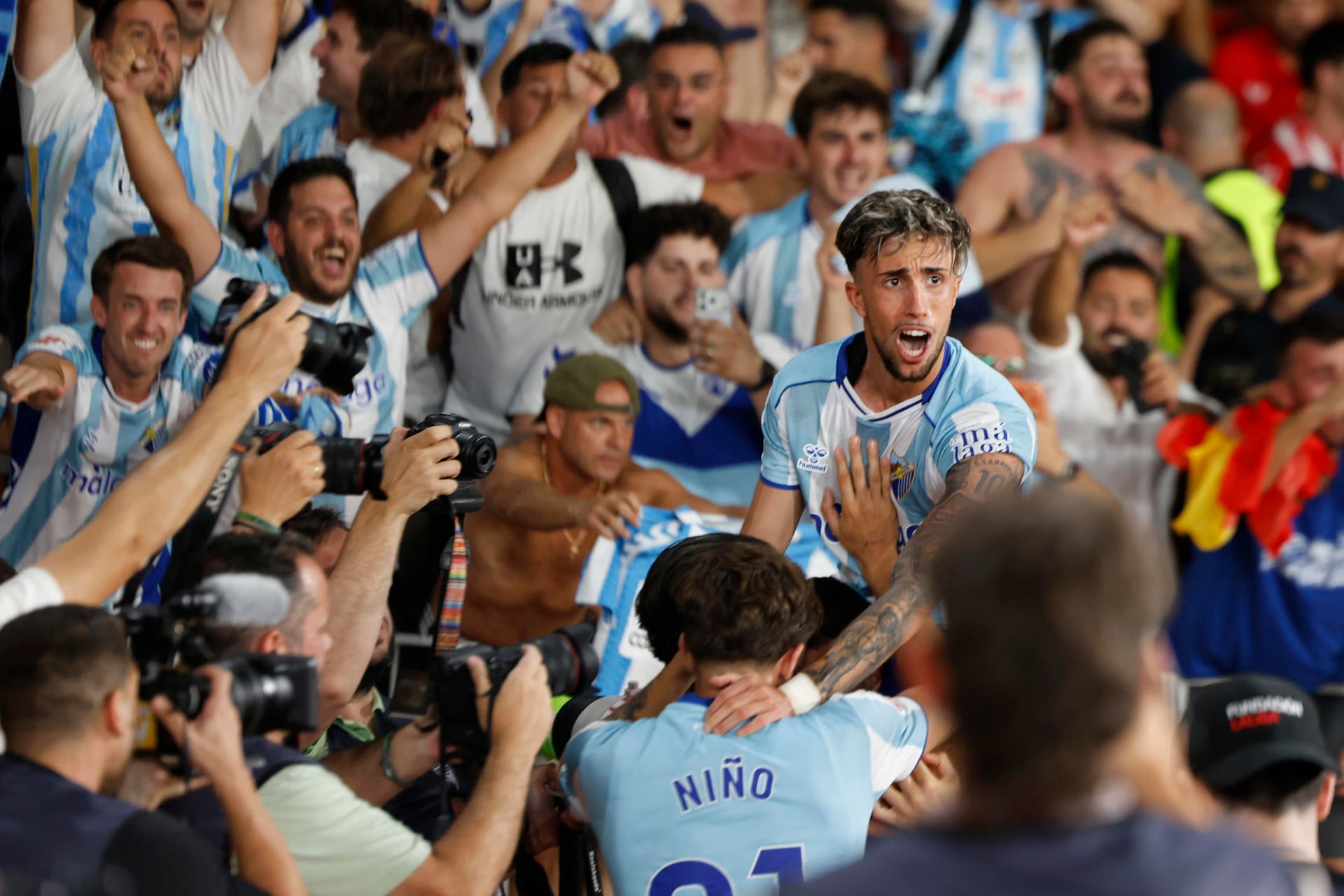 El Málaga vence al Almería y vuelve a Primera ocho años después (1-2) El Málaga vence al Almería y vuelve a Primera ocho años después (1-2)