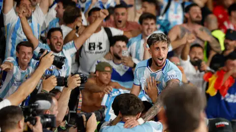 El centrocampista del Málaga, David Larrubia, tras conseguir el segund gol durante el encuentro de vuelta por el ascenso a primera división El centrocampista del Málaga, David Larrubia, tras conseguir el segund gol durante el encuentro de vuelta por el ascenso a primera división