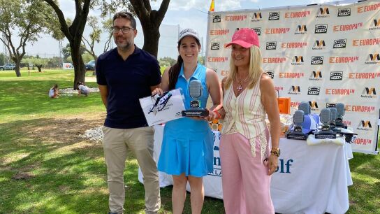 Entrega de premios a una de las vencedoras