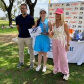 Entrega de premios a una de las vencedoras