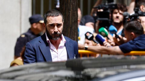 El comisionista Víctor de Aldama tras saber este lunes que el Tribunal Supremo/ EFE/ Rodrigo Jimenez El comisionista Víctor de Aldama tras saber este lunes que el Tribunal Supremo/ EFE/ Rodrigo Jimenez