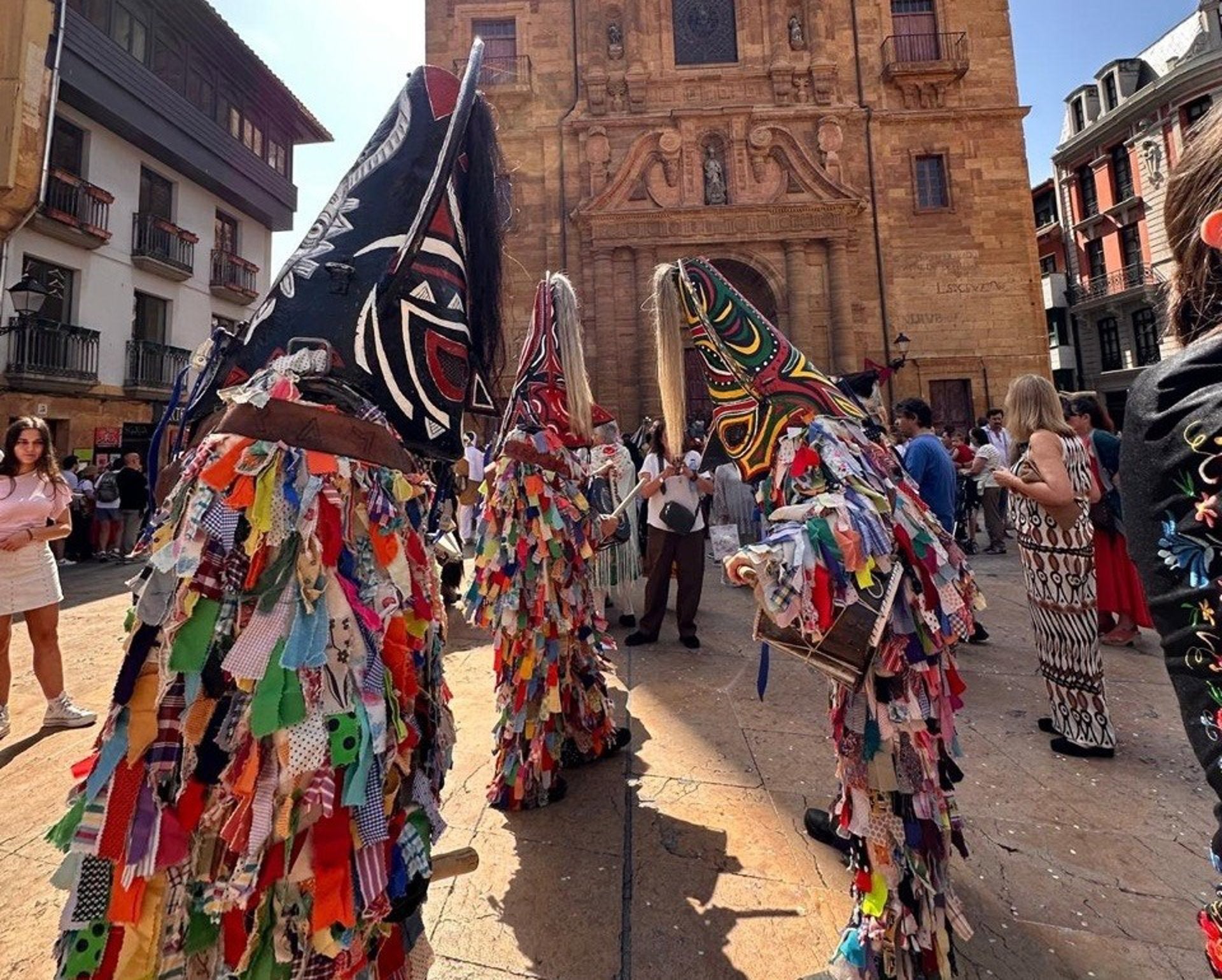 arramplas y Las Carantoñas conquistan el Festival de la Máscara Ibérica en Oviedo de la mano de la Diputación de Cáceres arramplas y Las Carantoñas conquistan el Festival de la Máscara Ibérica en Oviedo de la mano de la Diputación de Cáceres