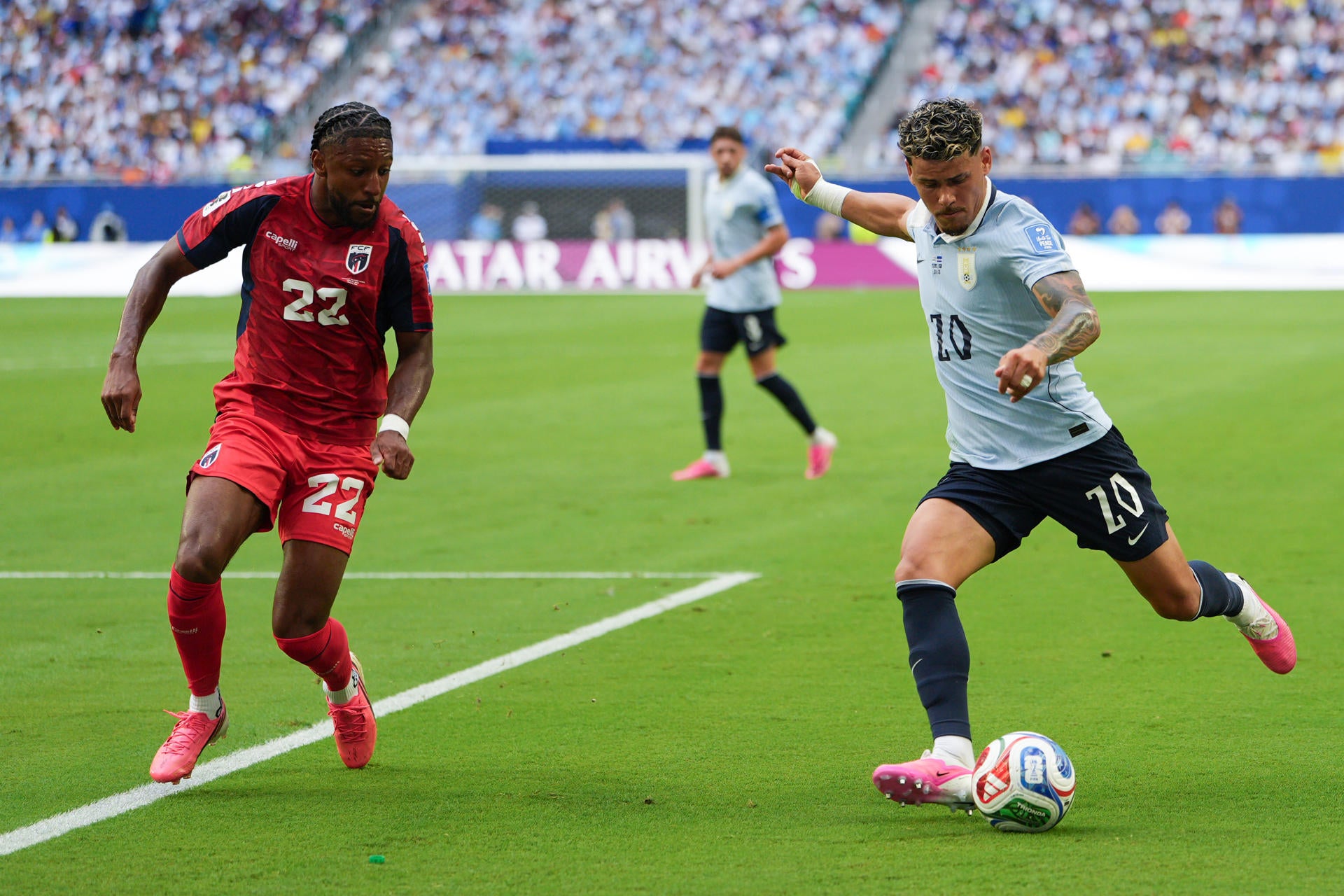 Maximiliano Araújo (d) de Uruguay disputa un balón con Steven Moreira de Cabo Verde Maximiliano Araújo (d) de Uruguay disputa un balón con Steven Moreira de Cabo Verde