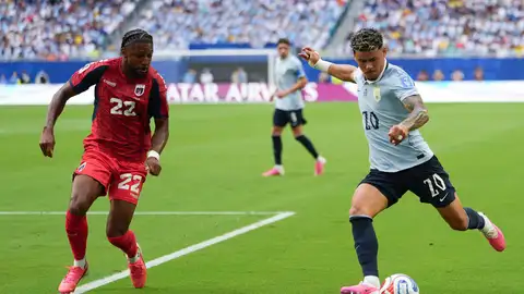 Maximiliano Araújo (d) de Uruguay disputa un balón con Steven Moreira de Cabo Verde Maximiliano Araújo (d) de Uruguay disputa un balón con Steven Moreira de Cabo Verde