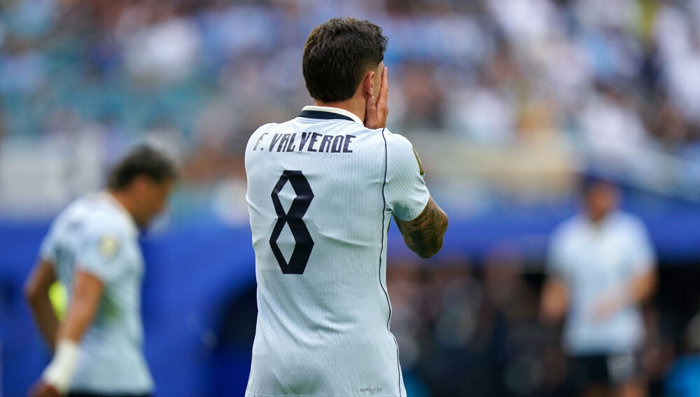 Valverde lamentándose durante el partido ante Cabo Verde.