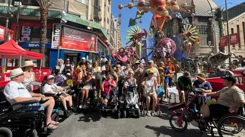 Un grupo de personas con discapacidad visita la hoguera Mercado Central Un grupo de personas con discapacidad visita la hoguera Mercado Central