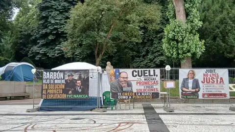 Los mineros de Cangas de acampada en Oviedo reclaman que se desbloquee el proyecto de explotación. Los mineros de Cangas de acampada en Oviedo reclaman que se desbloquee el proyecto de explotación.