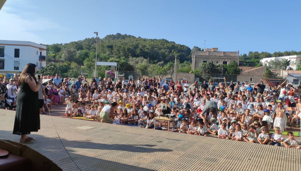 Un momento de la fiesta, con todos los alumnos presentes