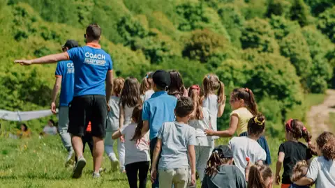 Niños durante una excursión escolar Niños durante una excursión escolar