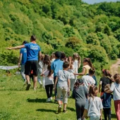 Niños durante una excursión escolar Niños durante una excursión escolar