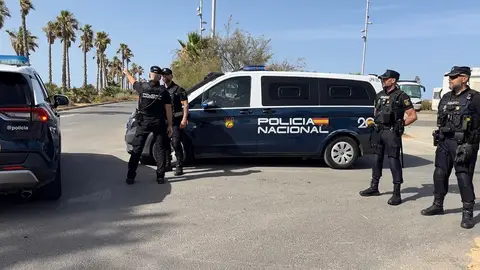 Dispositivo de la Policía Nacional en el lugar de los hechos, en Almería capital Dispositivo de la Policía Nacional en el lugar de los hechos, en Almería capital