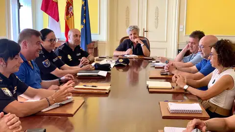 Reunión de la subdelegación, asociación del comercio y policía nacional Reunión de la subdelegación, asociación del comercio y policía nacional