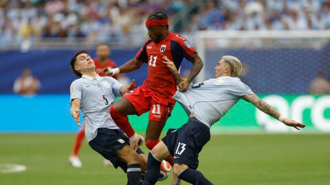  Manuel Ugarte (i) y Guillermo Varela (d) de Uruguay disputan el bal&oacute;n con Garry Mendes (c) de Cabo Verde este domingo