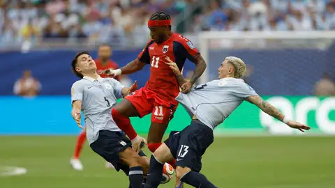 Manuel Ugarte (i) y Guillermo Varela (d) de Uruguay disputan el balón con Garry Mendes (c) de Cabo Verde este domingo Manuel Ugarte (i) y Guillermo Varela (d) de Uruguay disputan el balón con Garry Mendes (c) de Cabo Verde este domingo