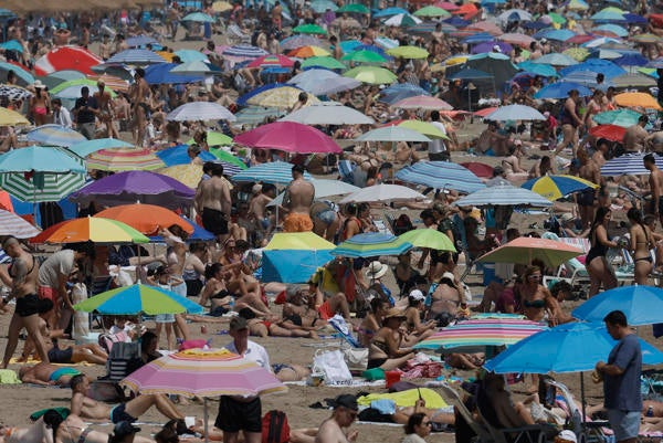 Cientos de personas han acudido este domingo a la playa de la Malvarrosa de Valencia, para disfrutar de las agradables temperaturas que se registran en la región. Cientos de personas han acudido este domingo a la playa de la Malvarrosa de Valencia, para disfrutar de las agradables temperaturas que se registran en la región.