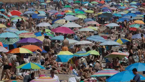 Cientos de personas han acudido este domingo a la playa de la Malvarrosa de Valencia, para disfrutar de las agradables temperaturas que se registran en la región. Cientos de personas han acudido este domingo a la playa de la Malvarrosa de Valencia, para disfrutar de las agradables temperaturas que se registran en la región.