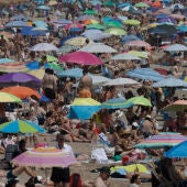 Cientos de personas han acudido este domingo a la playa de la Malvarrosa de Valencia, para disfrutar de las agradables temperaturas que se registran en la región.