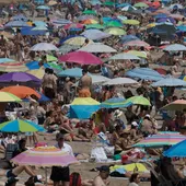 Cientos de personas han acudido este domingo a la playa de la Malvarrosa de Valencia, para disfrutar de las agradables temperaturas que se registran en la región. Cientos de personas han acudido este domingo a la playa de la Malvarrosa de Valencia, para disfrutar de las agradables temperaturas que se registran en la región.