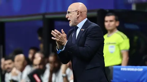 El seleccionador español, Luis de la Fuente, durante el partido del Mundial 2026 entre España y Arabia Saudí De la Fuente corrige, España convence