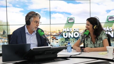 Marta Gonz&aacute;lez de Vega junto a Carlos Alsina