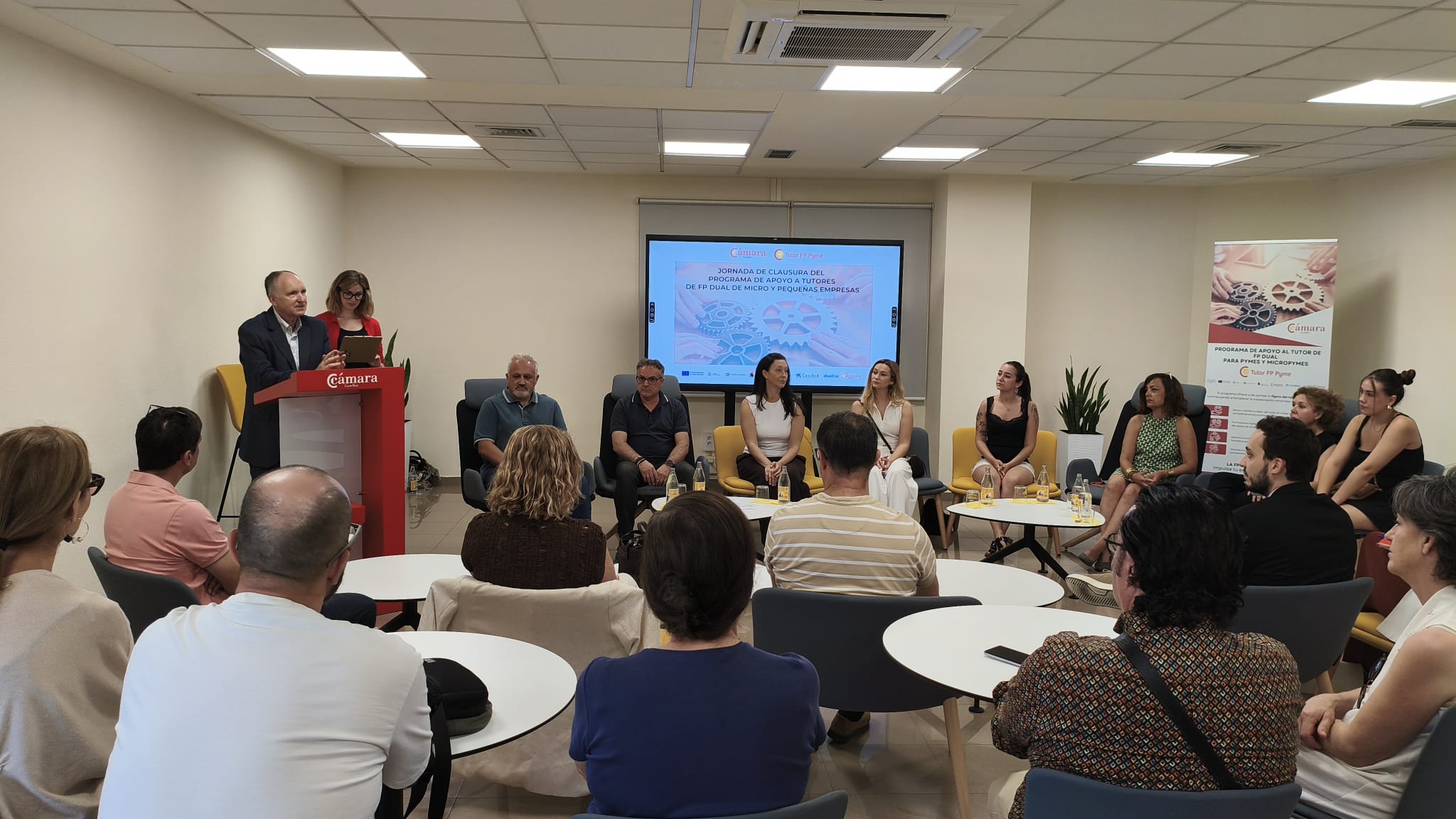 Dieciocho empresas de Castellón participan en un programa para impulsar la FP Dual en pequeños negocios Dieciocho empresas de Castellón participan en un programa para impulsar la FP Dual en pequeños negocios