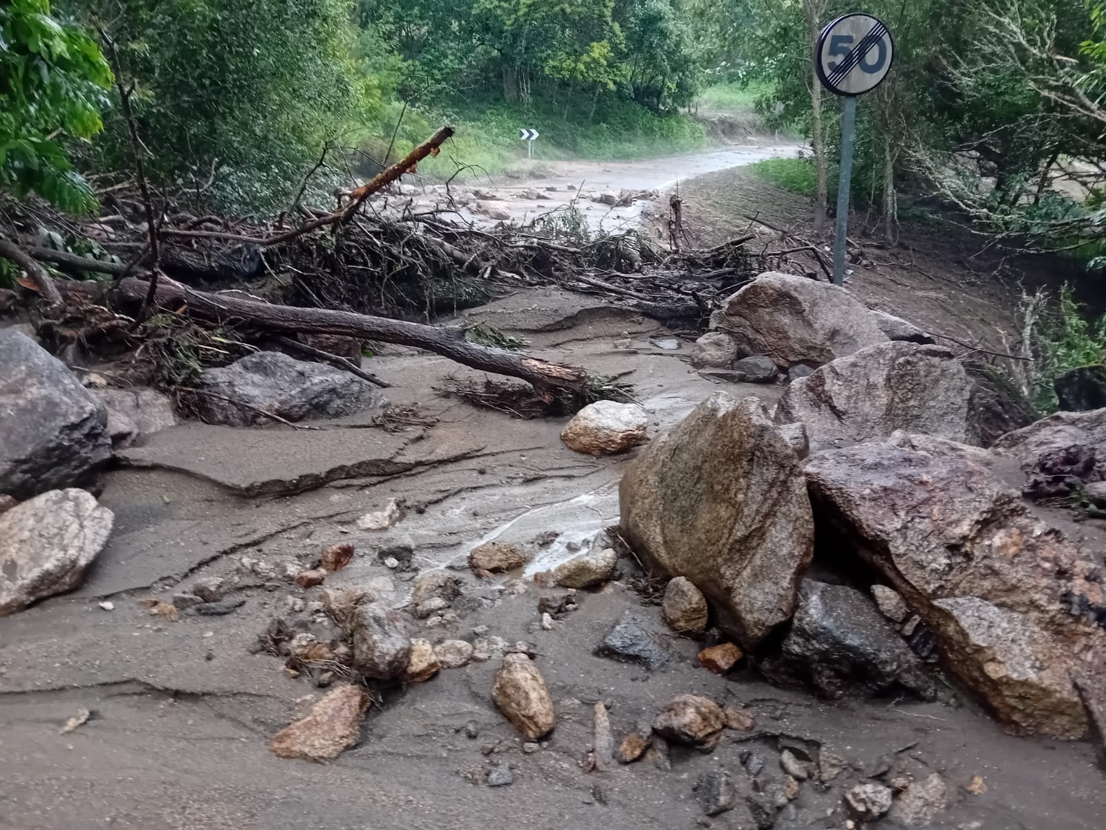 Buscan espazo para os escombros xerados polo temporal no oriente de Ourense Buscan espazo para os escombros xerados polo temporal no oriente de Ourense