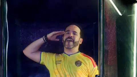 El ultraderechista Abelardo de la Espriella ganador de la segunda vuelta presidencial de este domingo en Colombia pronuncia un discurso, luego de los resultados preliminares que le dan el triunfo por delante del izquierdista Iván Cepeda, en Barranquilla (Colombia). El ultraderechista Abelardo de la Espriella ganador de la segunda vuelta presidencial de este domingo en Colombia pronuncia un discurso, luego de los resultados preliminares que le dan el triunfo por delante del izquierdista Iván Cepeda, en Barranquilla (Colombia).