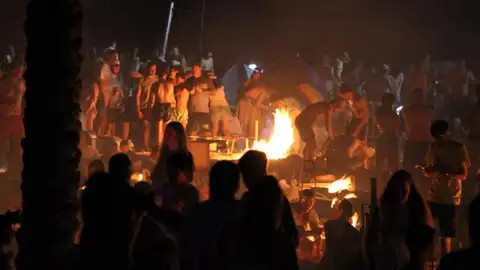 Hoguera en El Campello en la noche del 23 al 24 de junio Hoguera en El Campello en la noche del 23 al 24 de junio