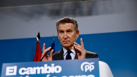 El l&iacute;der del PP, Alberto N&uacute;&ntilde;ez Feij&oacute;o, durante la rueda de prensa ofrecida este lunes en la sede de la formaci&oacute;n, en Madrid/ EFE/ Rodrigo Jimenez