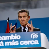 El líder del PP, Alberto Núñez Feijóo, durante la rueda de prensa ofrecida este lunes en la sede de la formación, en Madrid/ EFE/ Rodrigo Jimenez El líder del PP, Alberto Núñez Feijóo, durante la rueda de prensa ofrecida este lunes en la sede de la formación, en Madrid/ EFE/ Rodrigo Jimenez