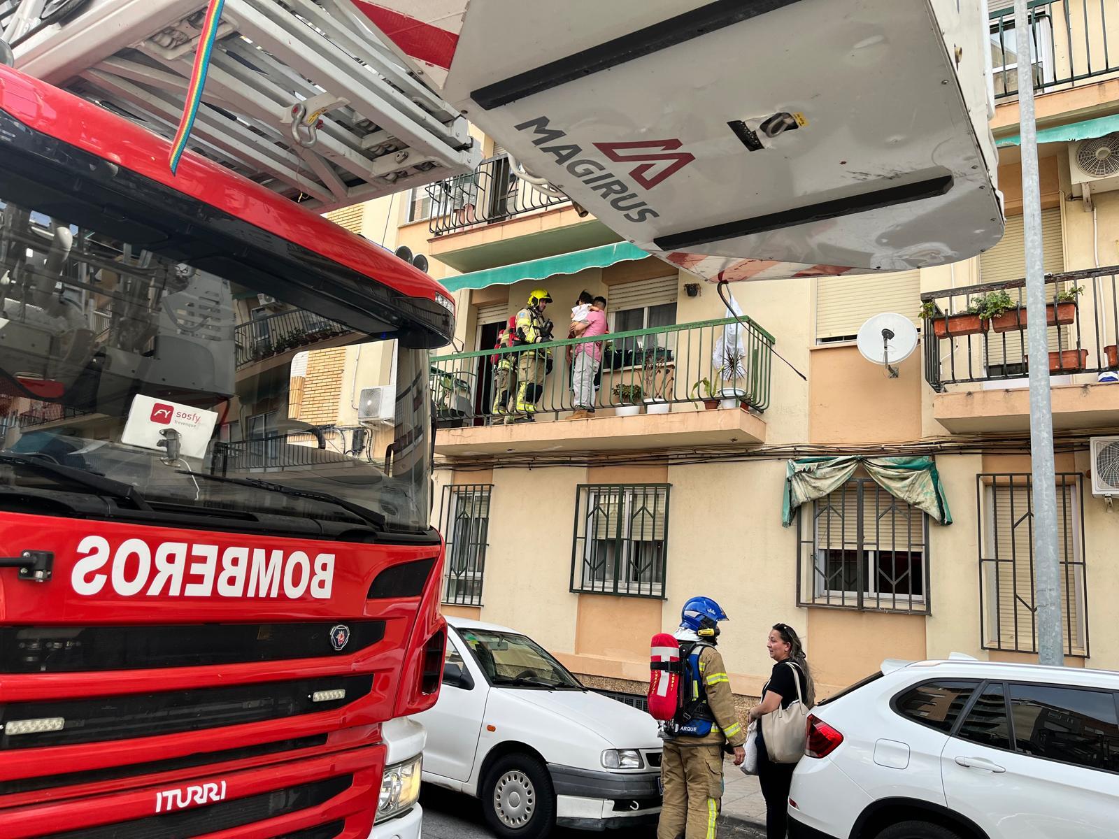 Dos hombres y una niña salían ilesos de un incendio originado en una vivienda en Cáceres Dos hombres y una niña salían ilesos de un incendio originado en una vivienda en Cáceres