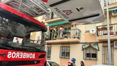 Dos hombres y una niña salían ilesos de un incendio originado en una vivienda en Cáceres Dos hombres y una niña salían ilesos de un incendio originado en una vivienda en Cáceres