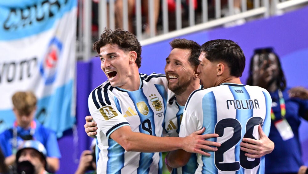 Julián Álvarez, Messi y Nahuel Molina celebrando uno de los goles frente a Argelia.