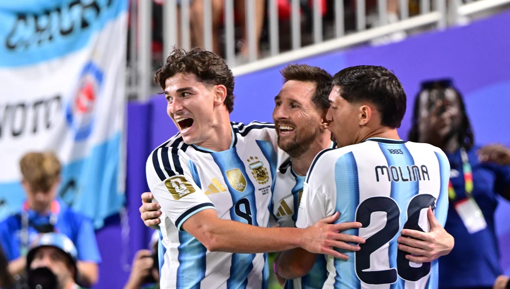 Julián Álvarez, Messi y Nahuel Molina celebrando uno de los goles frente a Argelia. Julián Álvarez, Messi y Nahuel Molina celebrando uno de los goles frente a Argelia.